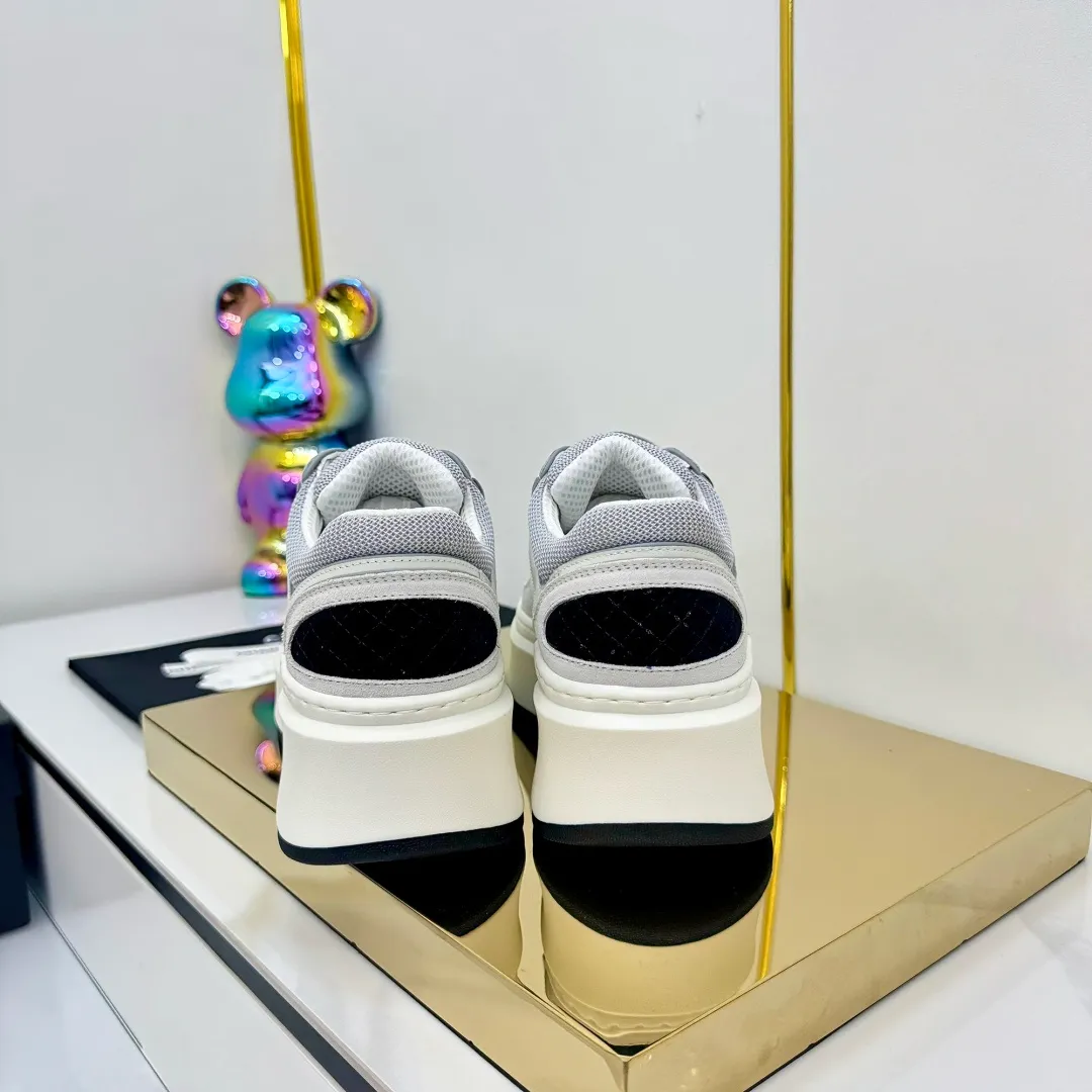 👟👟Ex-factory price 680👟👟 Upgraded version, upgraded version, upgraded version! No rebuttal accepted! ! ! ! Chanel Chanel panda shoes! 2025 counter's top casual sports shoes. This classic design; the upper is electro-embroidered with a variety of techniques; the outsole is fashionable and sporty; the unusual inclusion of a variety of color matching elements... The diversified mix and match is very good-looking and versatile, and can be used for leisure, fashion, sports, and outdoor... ꫛꫀꪝ Go➫ Materials: ❶Upper made of: original imported first-layer silk cowhide + original waterproof cloth + original first-layer cowhide ❷Inner lining: Original Yangli+Net ❸Outsole based on: Original TPU combination outsole Counter boutique packaging complete set for women 35–41 👉 👉 👉 👉 👉 👉 👉